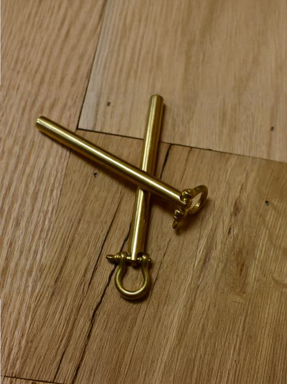 Bow-Shackle Pen