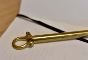 Bow-Shackle Pen